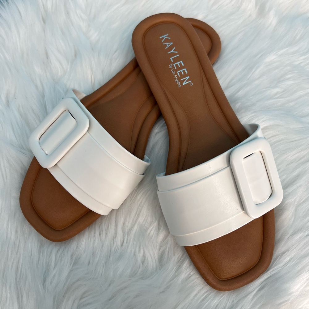 White Sandals with Textured Strap and Tan Footbed